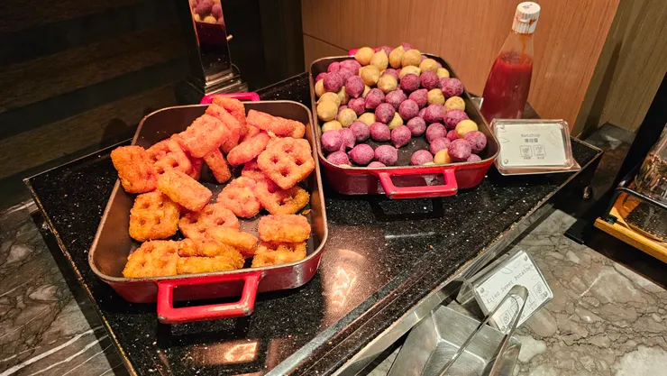 桃機二航環亞貴賓室可以吃到地瓜球和格子薯餅!