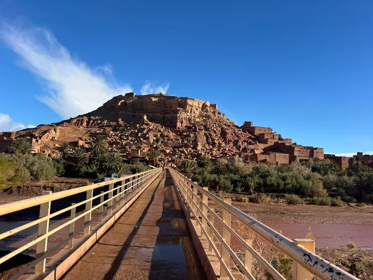 遊覽車停靠新城區，步行過河道舊城區。