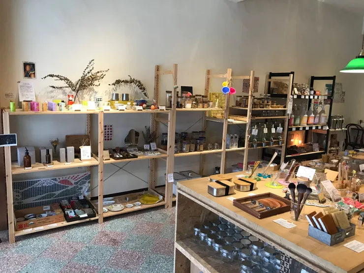 以這間店的坪數來說,小雜貨品項類型蠻豐富的。