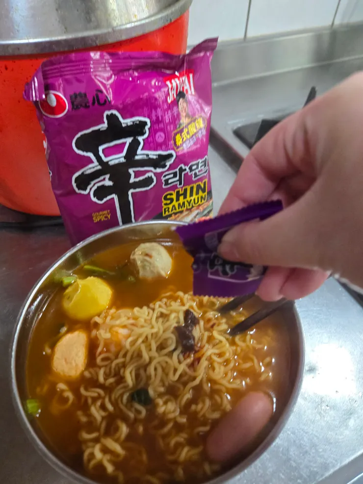 最後的紫色料包是煮好再放的喔!