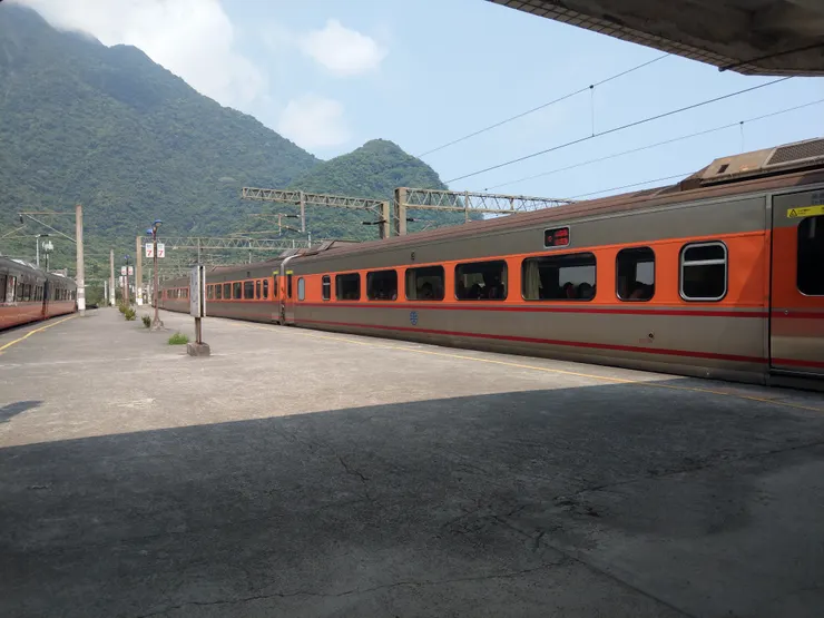 南下月台，照片左側為空無一人的鳴日號，右側為滿載乘客的自強號。