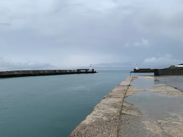 如果不知道地方的話，可以定位雙塔沙雕，提早到的話還可以從港口這邊欣賞海景