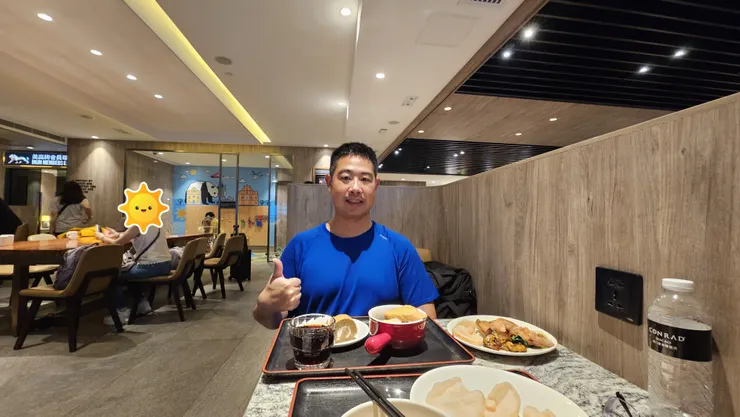 我在澳門國際機場的環亞貴賓室享用晚餐!照片左邊黑色招牌是美高梅高級會員的專屬休息區!