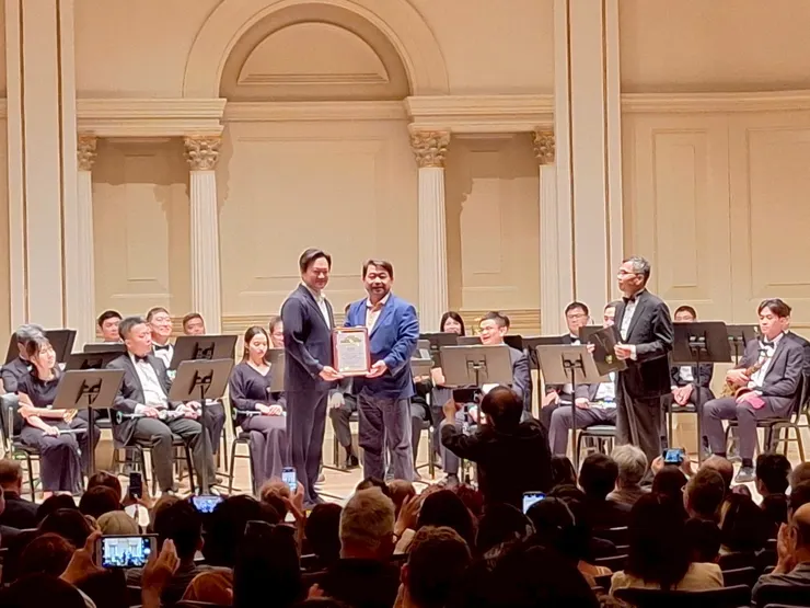 領隊陳訓弘董事長致贈感謝狀給紐約台灣商會林慶甫會長