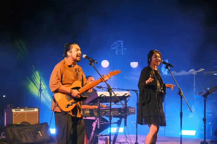 從詞曲、錄音、文案、設計到MV編導，屋瑪客夫婦兩人幾乎全程參與。Savi不只演唱，也投入企劃、寫詞、作曲與專輯設計；Sakinu除了彈奏與編曲，更親自監製整張作品。 （圖／風潮音樂　提供）