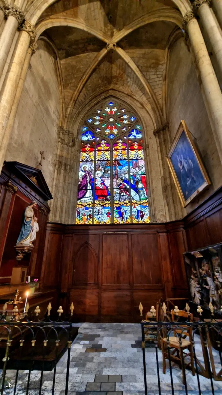 【要光有光彩色玻璃窗令人嘆嗟 仰之彌高無數拱柱連環接穹頂 祭壇與旁廳没繞完腦袋已打結】