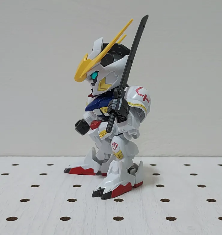 獵魔鋼彈側面照