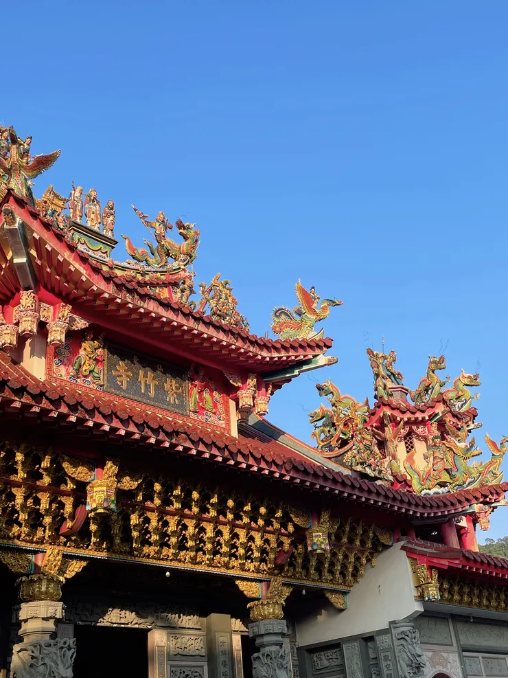 傳統燕尾屋脊，剪黏工藝精緻