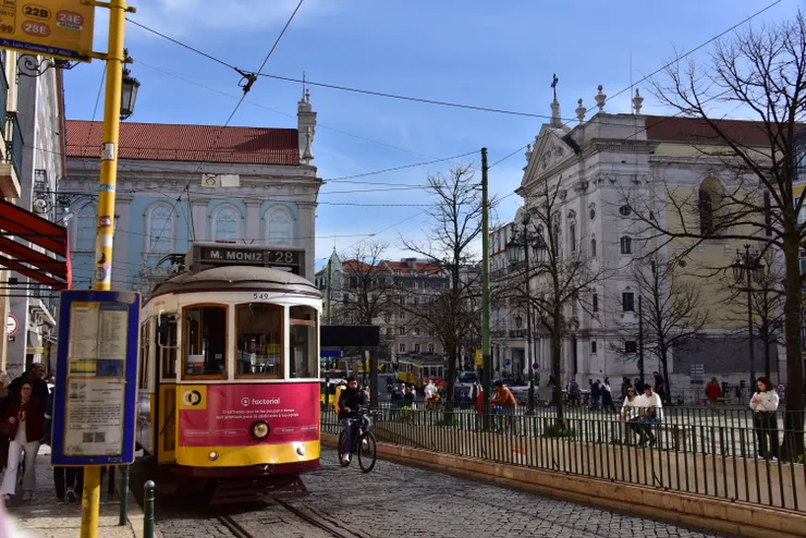 在車站等待乘客的28電車