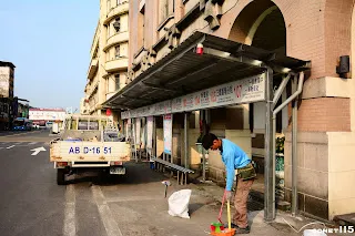 原本位於公車總站旁的候車亭移至陽明海洋文化藝術館西側