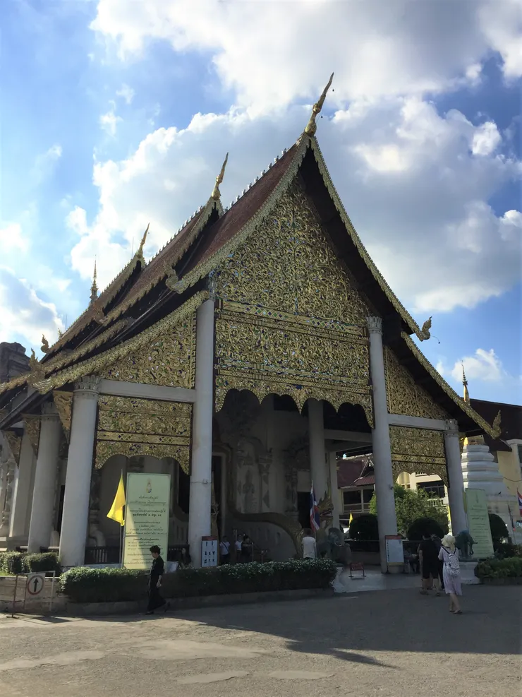 柴迪隆寺中間的大佛塔以石、灰泥為主體，上方有著陶器、青銅雕製藝術品，尖塔的造型