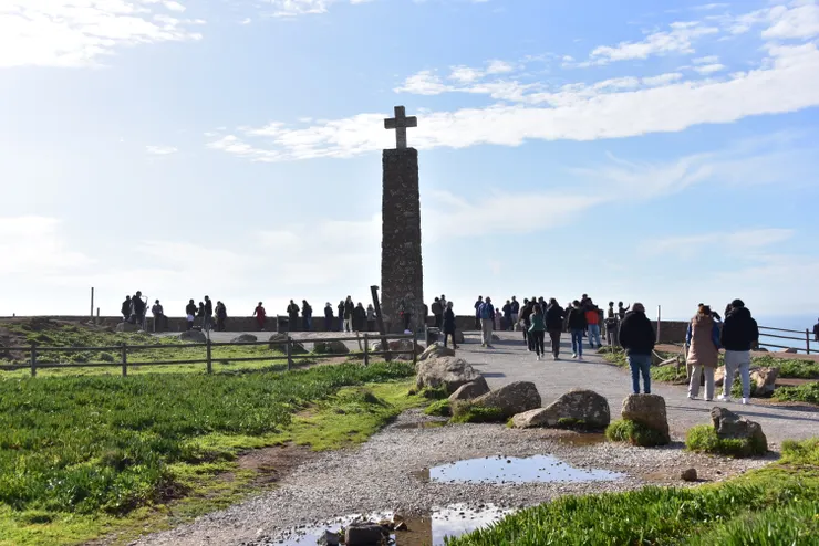 默默佇立在海岸的石碑,銘刻著「陸止於此、海始於斯」。