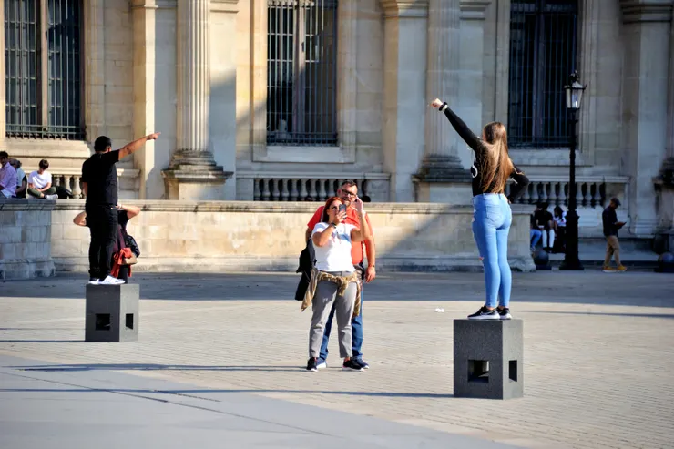 【收藏龐大時不我予且觀眾生百態 館前廳倒金字塔下徘徊頗不甘心─不約而同】