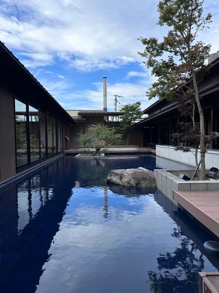 泡湯區，這是手湯和足湯的地方，再過去就不能拍照了，泡湯完還有個休息區，冰棒、飲料都隨便你吃，窗外還有美景相伴