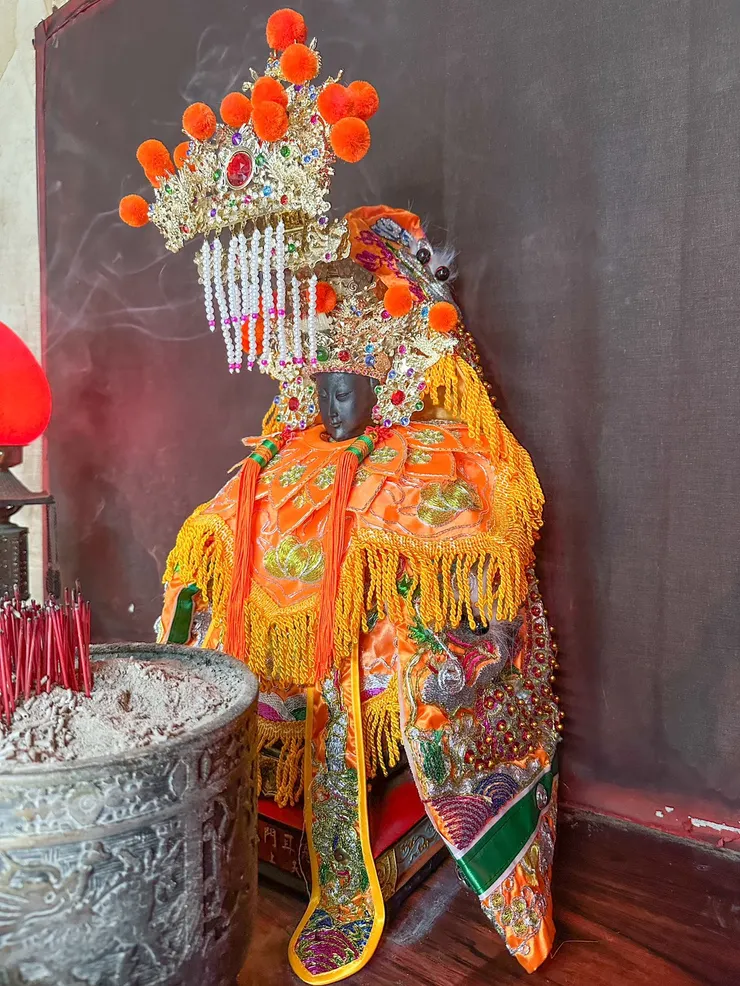 龍益行｜台南佛具店・金紙店・宗教百貨・神主牌雕刻・拜拜用品 專精 神主牌雕刻與祖先牌位製作，提供佛具、金紙、神桌、拜拜用品等完整祭祀用品。 服務包含：擇日安神位、安祖先、神桌安裝、神明換新衣到府服務，並支援 外縣市宅配，讓您安心完成祭祀。