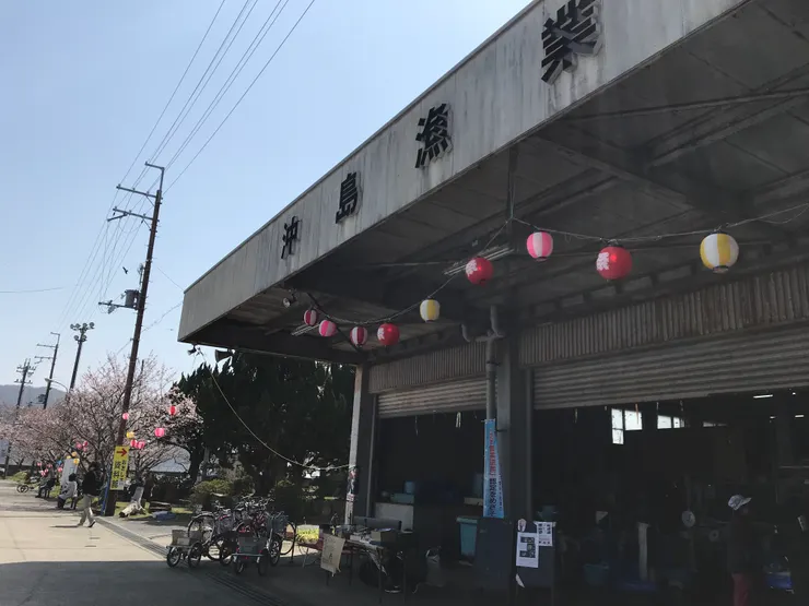 漁業市場，還可以看見停著的三輪車。（YUKEN攝）