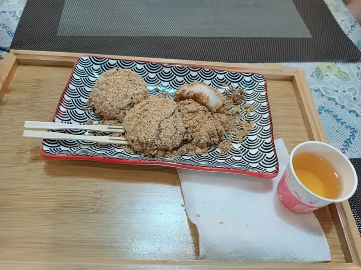燒麻糬,一份有三團麻糬,還有一小杯茶