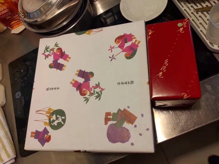 右邊那個紅色的包裝是金箔蛋糕，左邊是金城卷