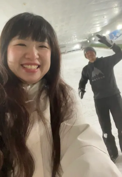 在橫濱室內雪場上課和Haku教練合影