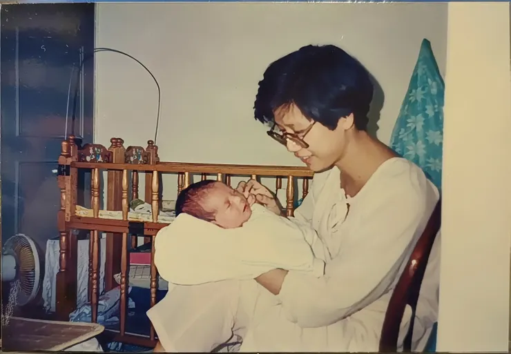 【忘記姑姑出生時頭髮是否也那麼多？翻出1990/09/26照片，這時已出生18天，似乎真没有小孫女多又黑。】