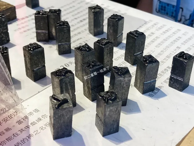 老師說每一個鉛字大約百元上下，需要小心翼翼保護。