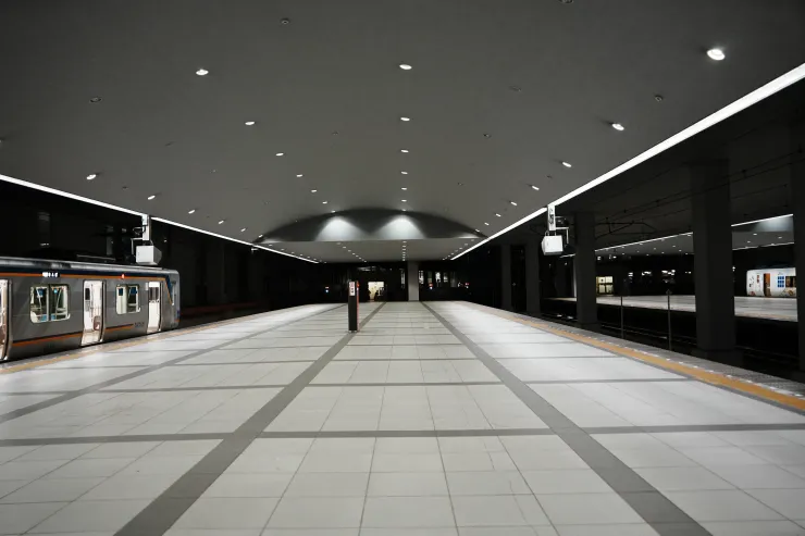 機場車站月台好大呀