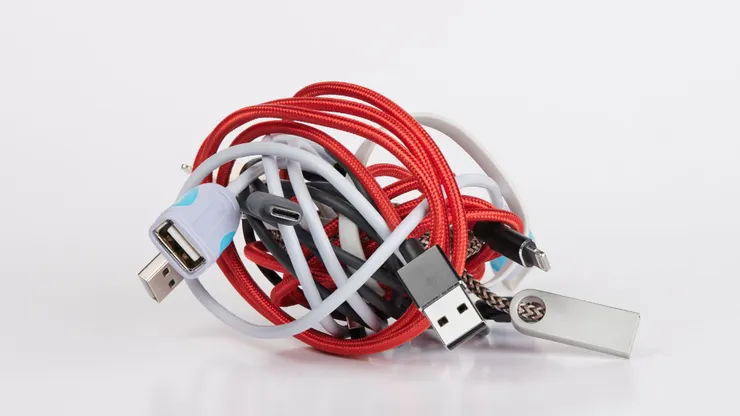 一團充電線雜亂在一起