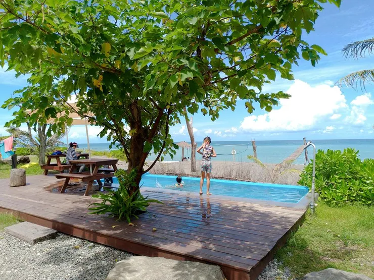 浪花蟹有店家、廁所、沖澡的地方，帶個野餐墊，點幾樣點心飲料，踏踏浪就是一個優閒的下午。