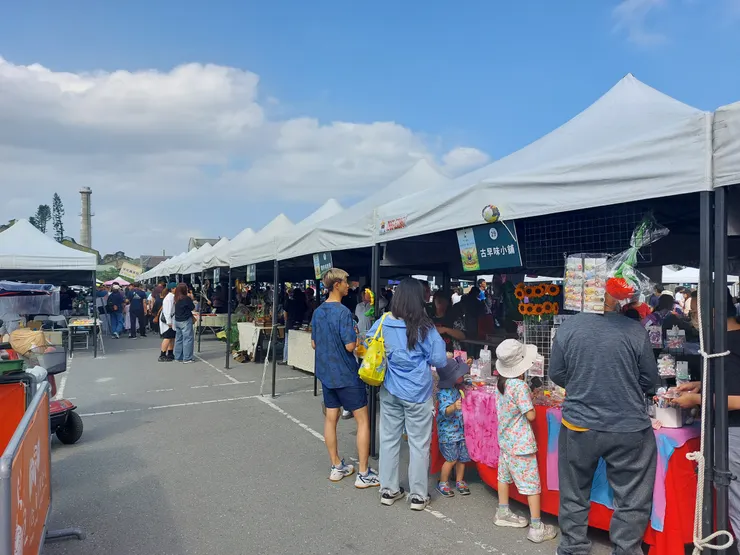 市集與遠方煙囪 / 林鴻鈞@並木居