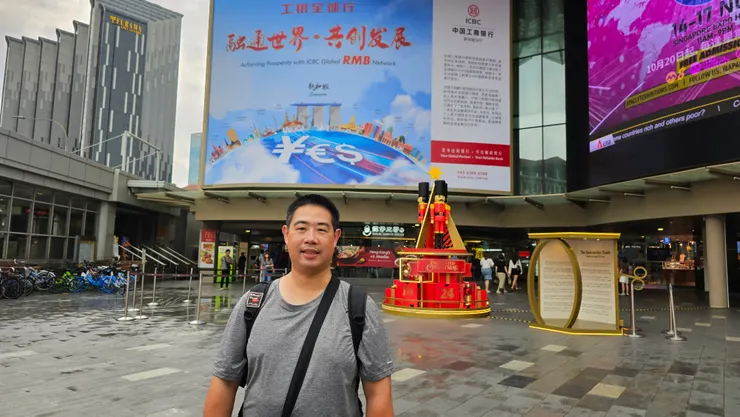 我右手邊就是牛車水地鐵站!不過這並不是我和老爸所熟悉的那座牛車水地鐵站!