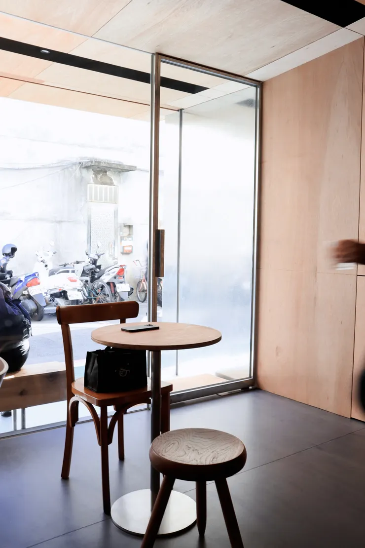 新店址落在行天宮站附近的巷弄裡，大大的落地窗及簡單木質風格好日系，這是一秒到日本咖啡廳吧！