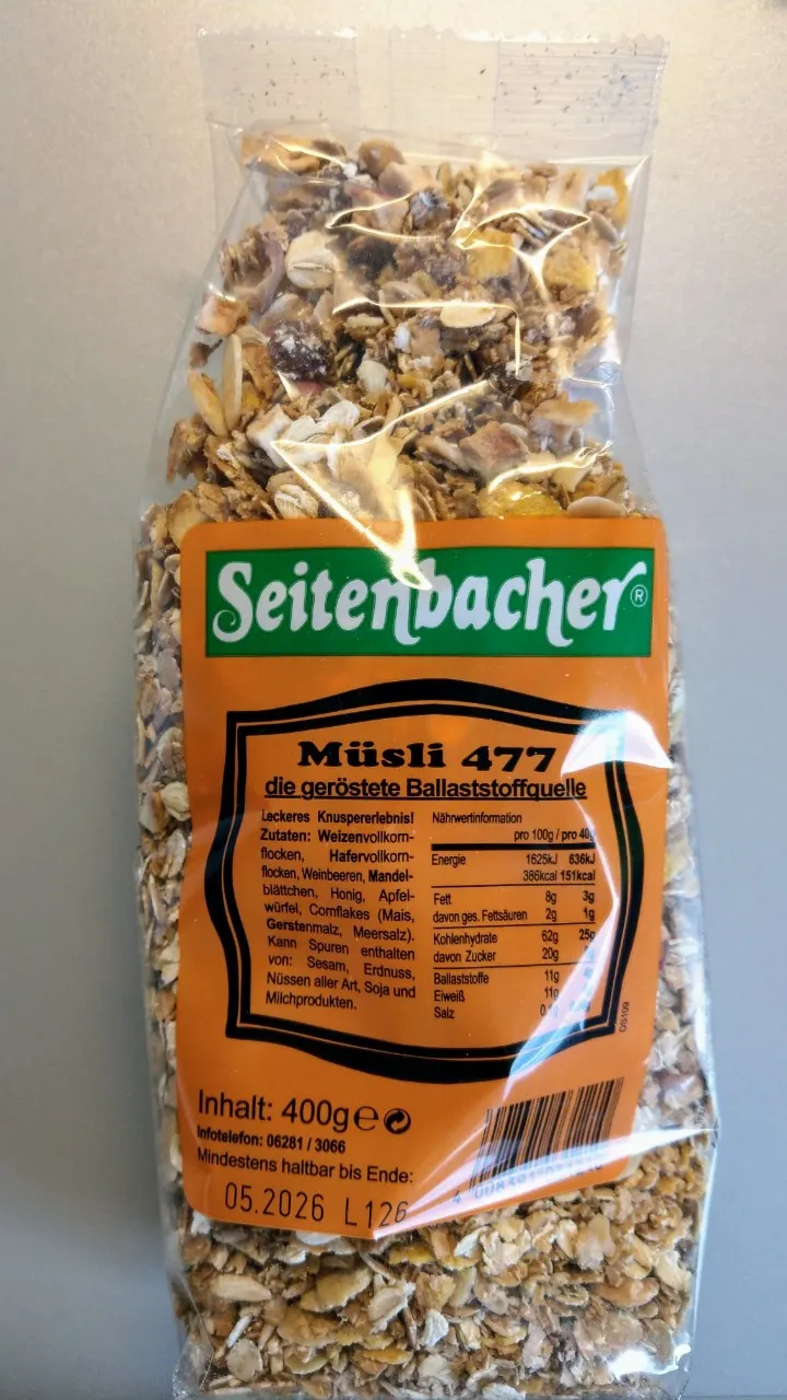 早餐常吃的麥片，因為吃習慣了，且料非常多（除了常見的麥片、葡萄乾、還有杏仁片），到後來只買這包（但很像不是每間超市都會賣），最近還會再吃兩顆水煮蛋