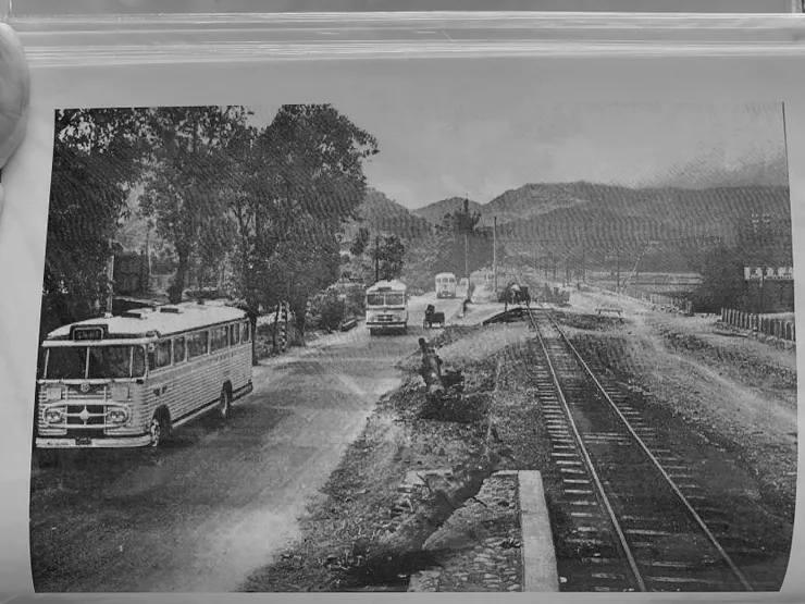 萬新鐵路與羅斯福路五段併行的舊貌（圖片：何文賢老師提供）