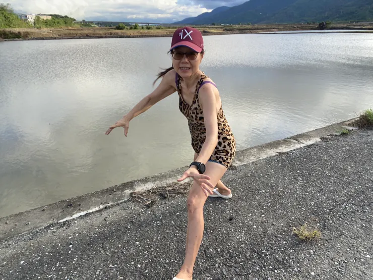 自拍棒倒了,趕快上前接住