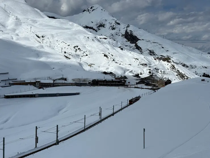 從Eigergletscher健行到Kleine Scheidegg經過愛的迫降取景點