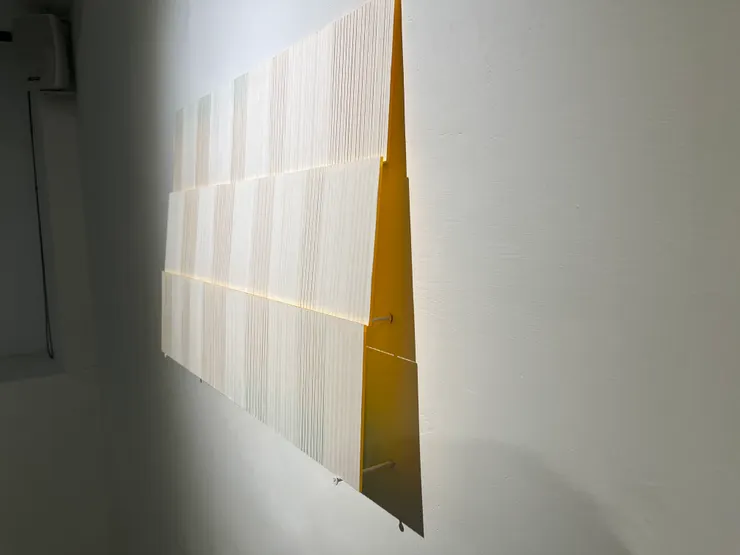 在影子中，卻能看見映在牆上的明顯的橘色｜影像來源：筆者提供