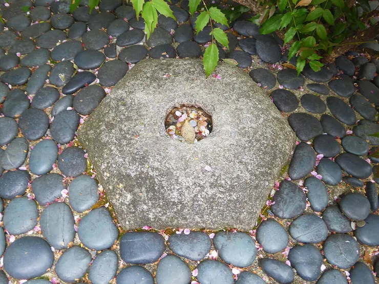 六角堂肚臍石/照片來源:網頁資訊