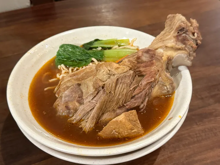 湯的看這邊 招牌大骨麵   170元