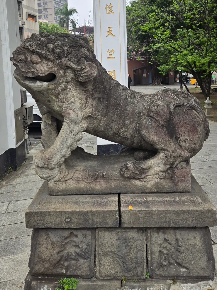 日式石獅，鼻樑高突、雙眼圓瞪外凸，且有一對前傾的「招風耳」，四肢較為筆直挺立，帶有濃厚的日本神社狛犬風格