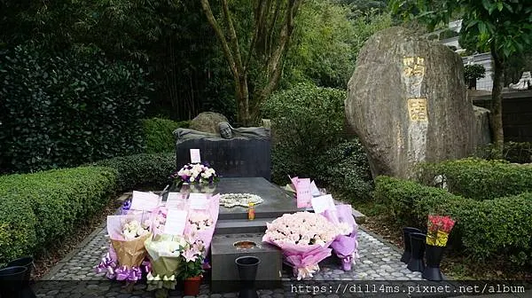 墓園主體,歌迷的獻花