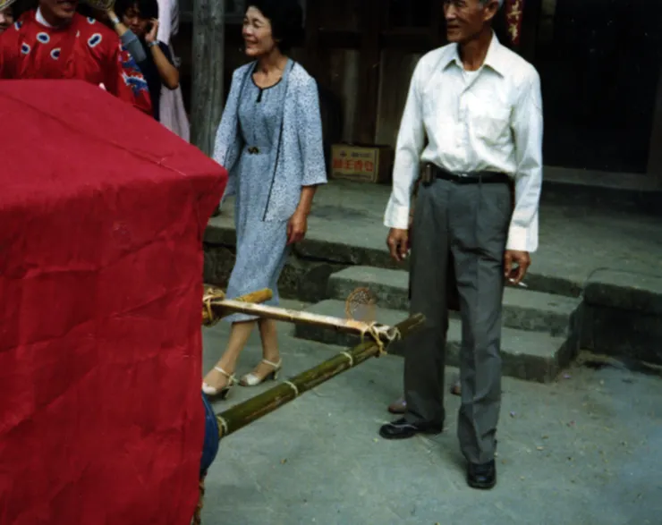 四弟出發迎娶前，父母叮嚀