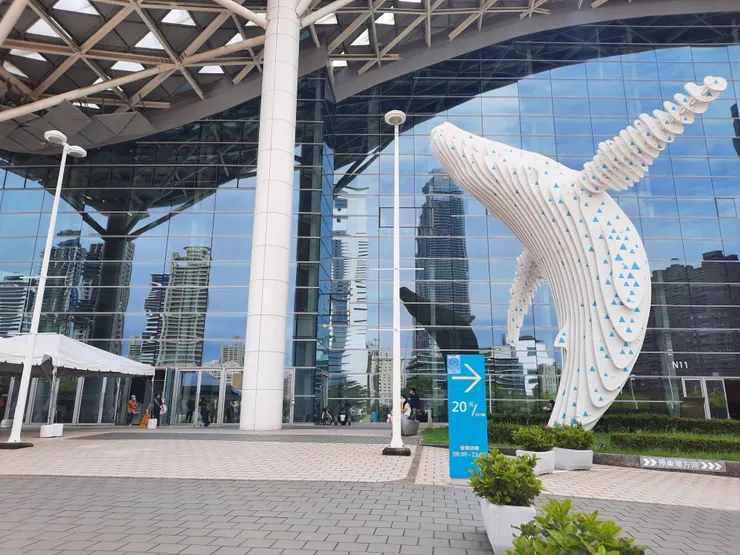 高雄展覽館正面的《躍身未來》公共藝術