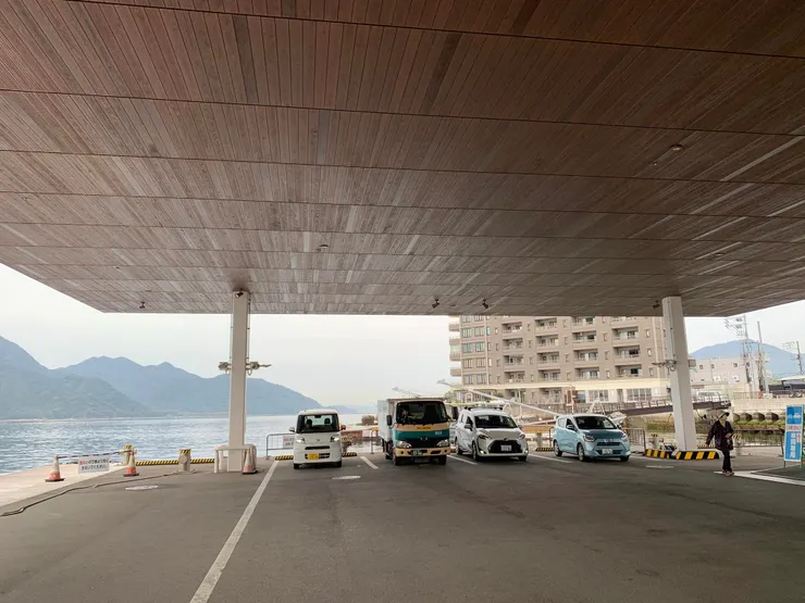 廣島上駕車等著搭船渡海的居民