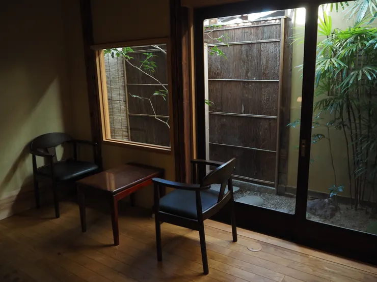 早上醒來,陽光小院子安靜地照進來