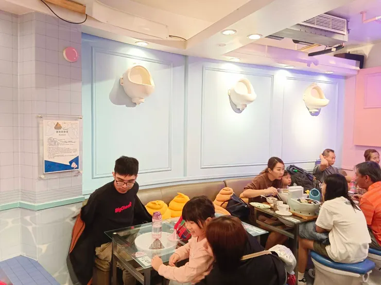 上面也有馬桶，連他抱枕都是便便造型，好可愛唷~