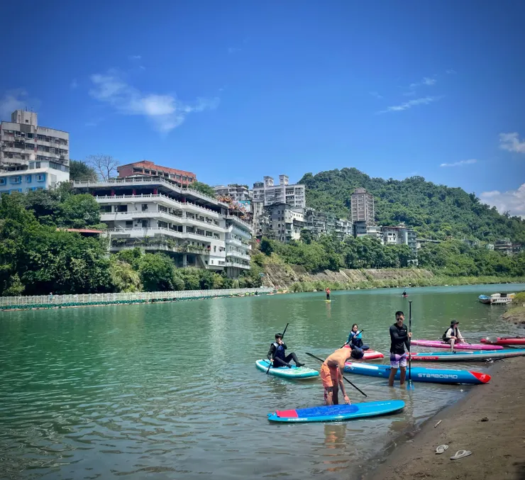 湖上滑SUP的人們