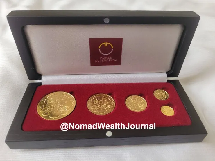 圖為作者數年前在奧地利旅遊時，偶然看見的 Austria Gold Philharmonic （維也納愛樂）套裝金幣，發行商還特別為其製作了專用的精緻收藏盒。— 紀程 (J. Journey)