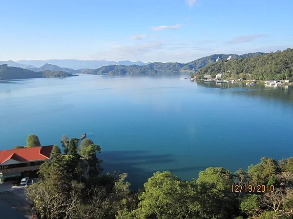 《日出清澈湖綠的潭面》