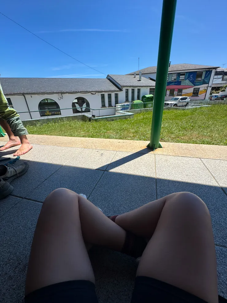 我被派來排隊，温ㄤ挨家挨戶去問有沒有空房。