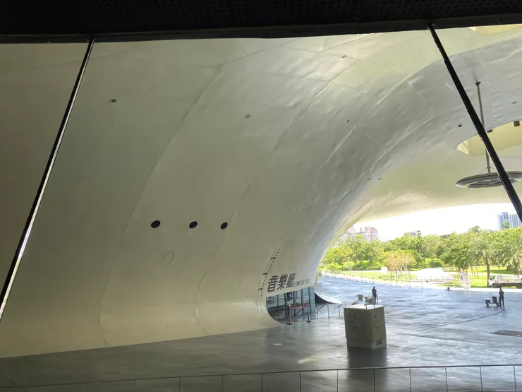 看到白色鋼材開的小孔，是船艙的窗戶